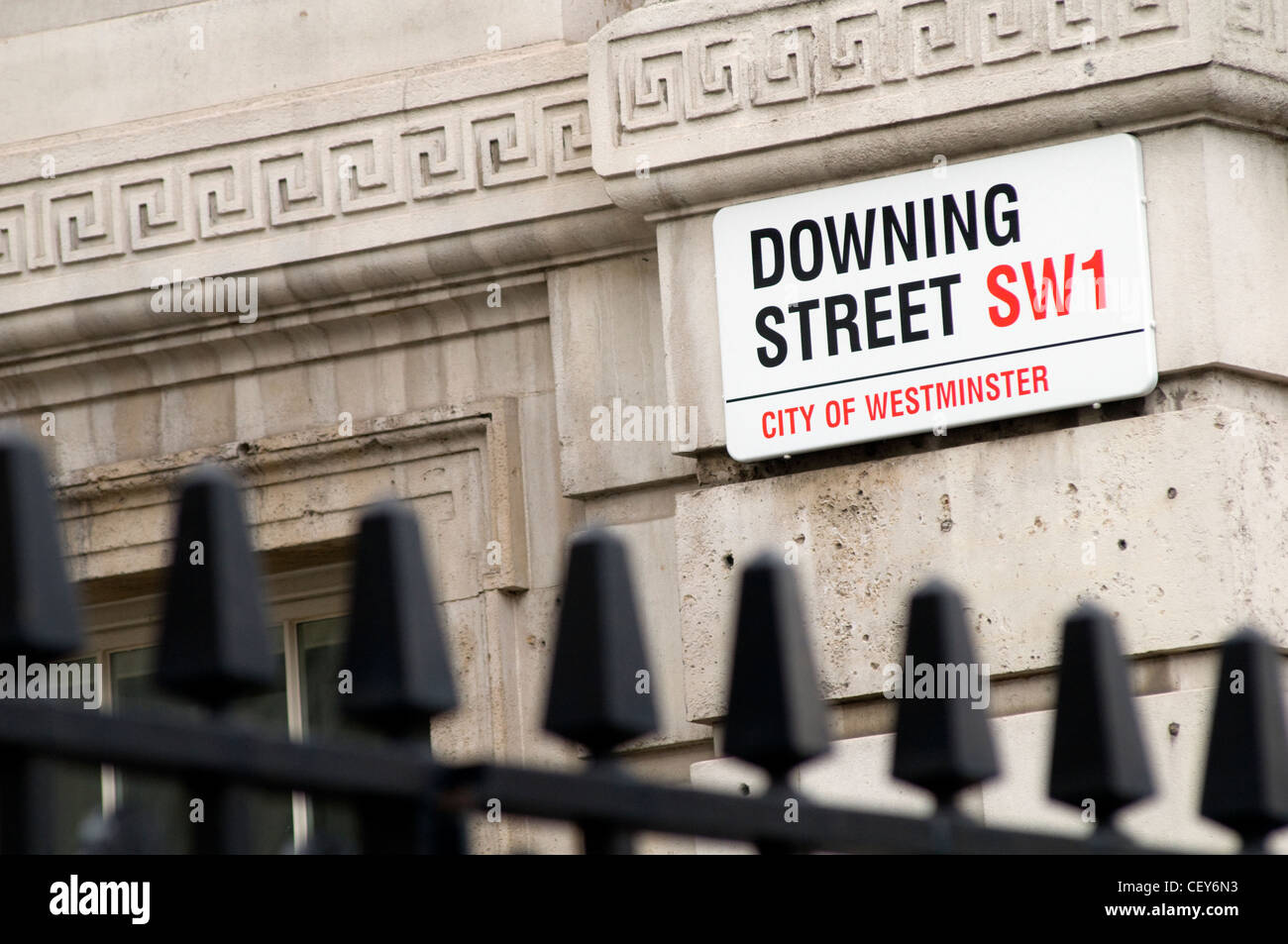 Un cartello stradale sulla parete di un edificio di Downing Street a Londra, Inghilterra, Regno Unito Foto Stock