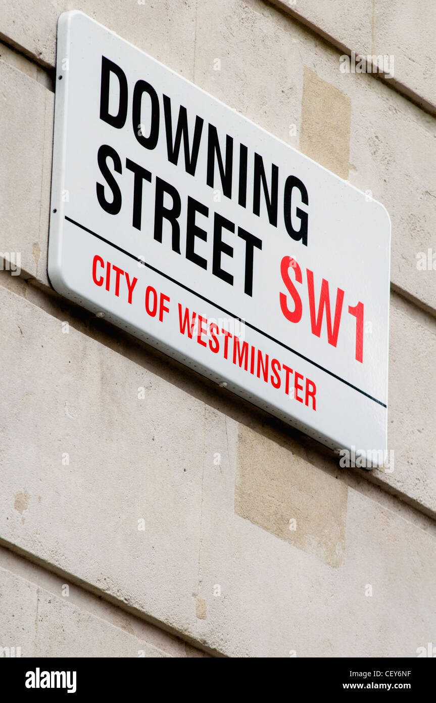 In prossimità di una strada segno sulla parete di un edificio di Downing Street a Londra, Inghilterra, Regno Unito Foto Stock