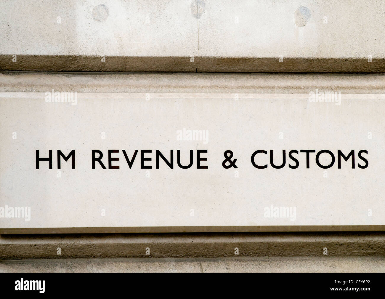 Il segno esterno di HM Revenue e ufficio doganale il Parlamento Street a Londra, Inghilterra, Regno Unito Foto Stock