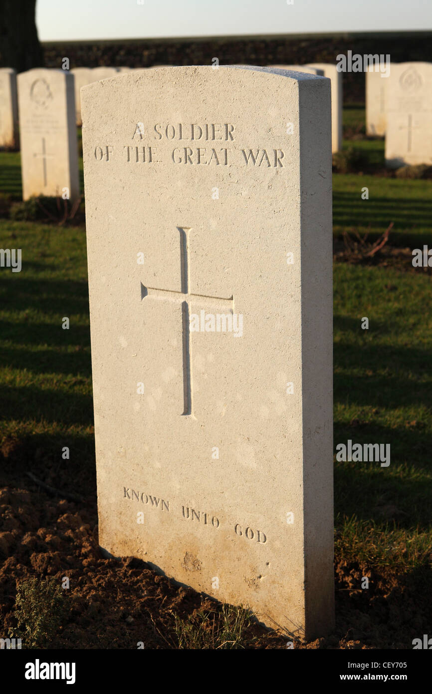 La lapide di un soldato sconosciuto della prima guerra mondiale a Cabaret-Rouge British cimitero di Souchez, Francia. Foto Stock