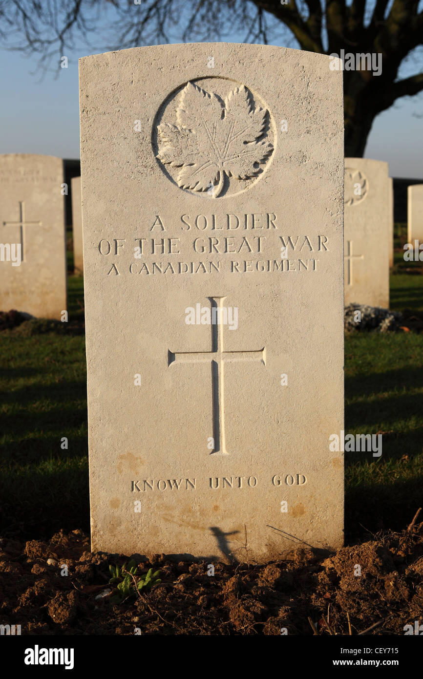 La lapide di uno sconosciuto soldato canadese a Cabaret-Rouge British cimitero di Souchez, Francia. Foto Stock