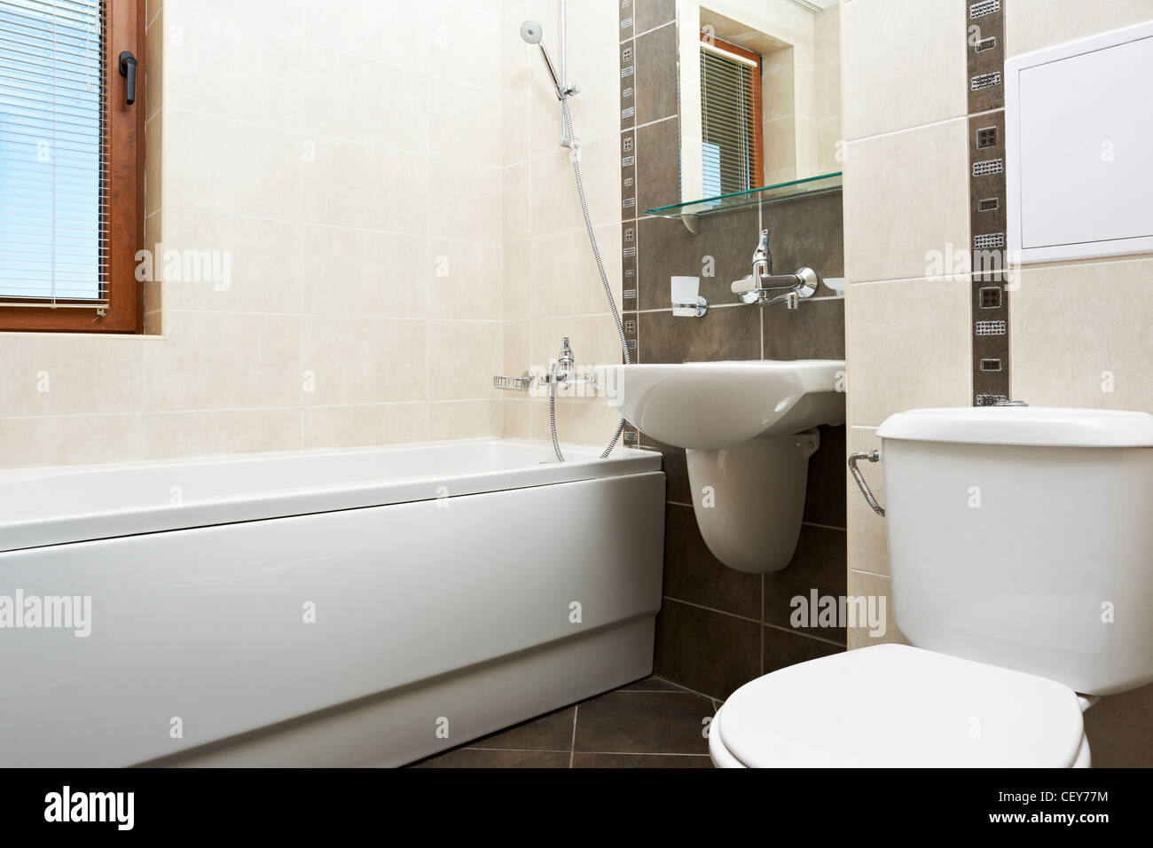Casa moderna stanza da bagno design interno telaio orizzontale Foto Stock