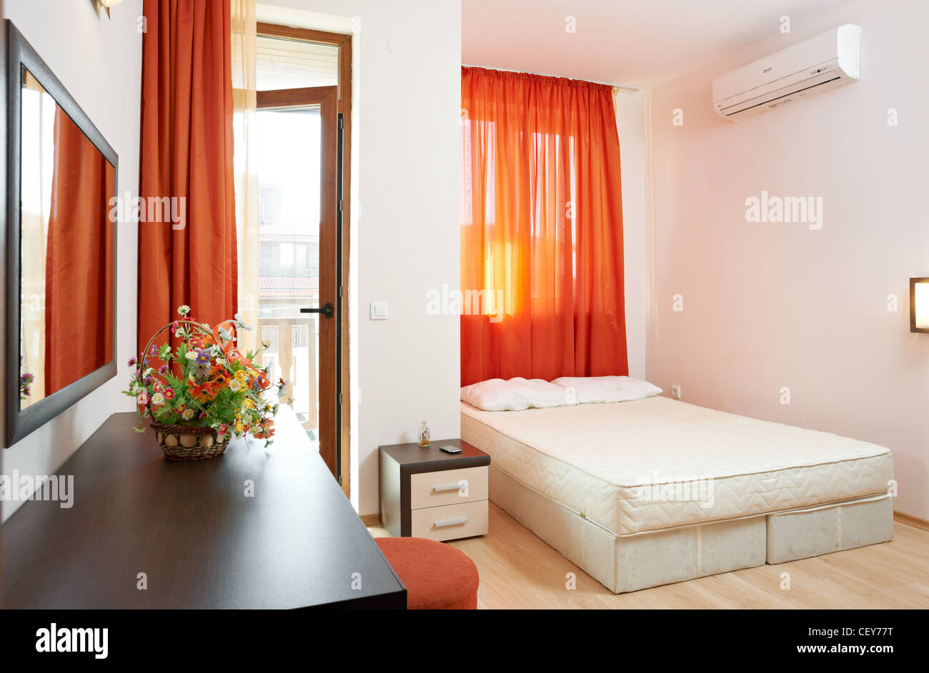 Piccola camera da letto esempio interni con arredi moderni Foto Stock