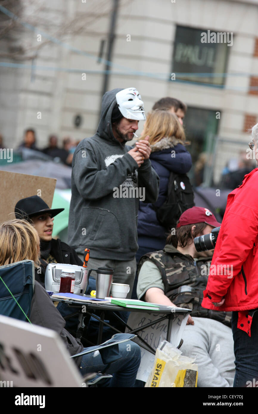 Un manifestanti nell'occupare Londra camp alla Cattedrale di San Paolo a Londra Foto Stock