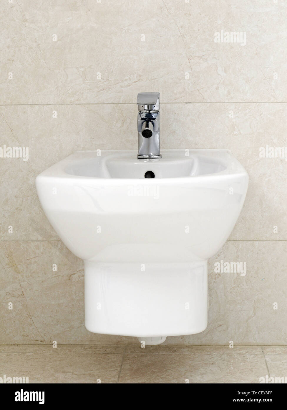 Montato a parete in ceramica bianca bidet Foto Stock