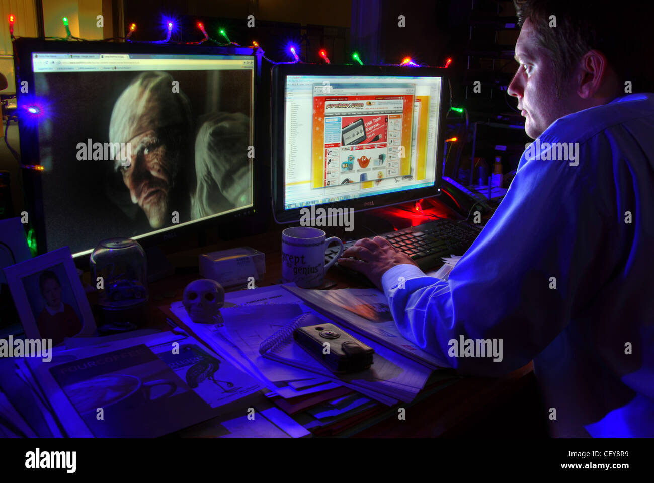 A tarda notte, shopping natalizio last minute, al PC online Foto Stock