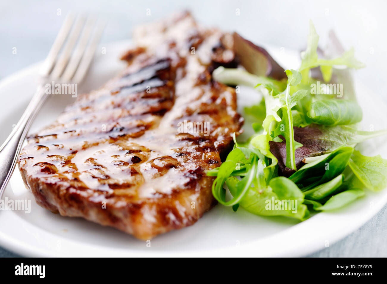 bistecca e insalata Foto Stock