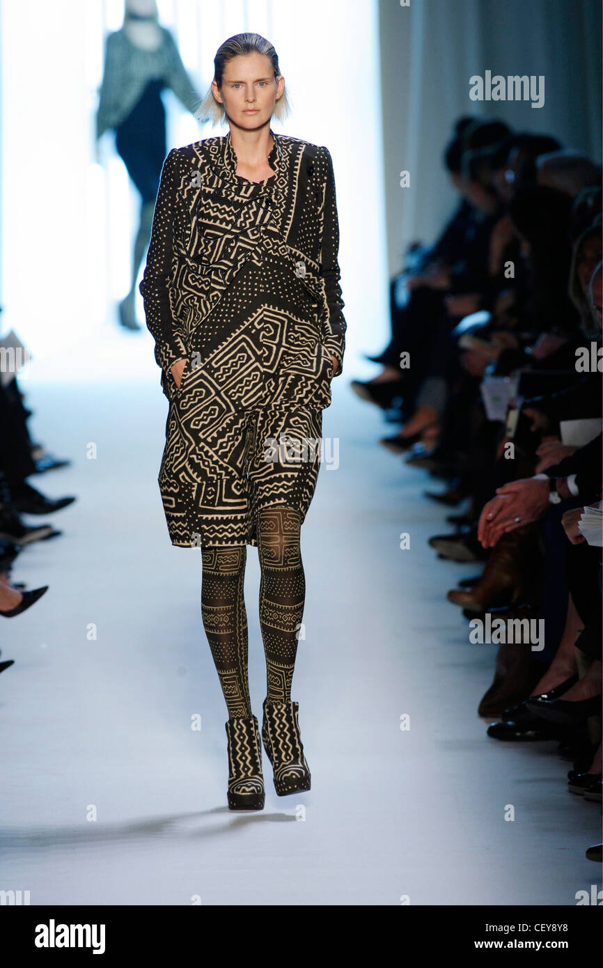 Givenchy Parigi Primavera Estate pronto a indossare il modello britannico Stella Tennant breve coda di cavallo, indossando etnica stampa batik e marrone Foto Stock