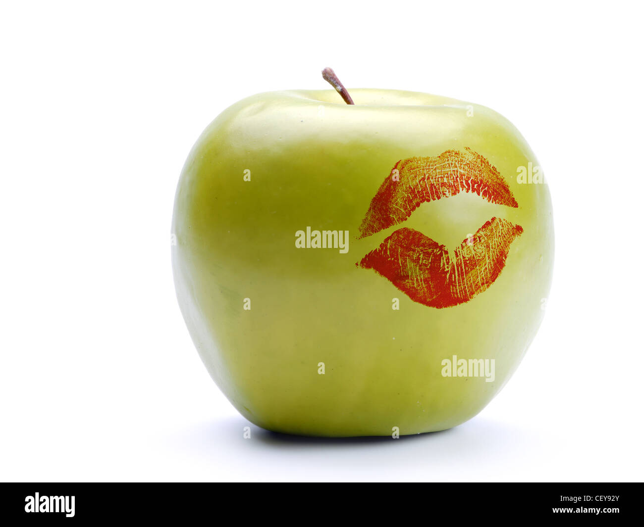 Verde mela con rossetto rosso shot stampa su sfondo bianco Foto Stock