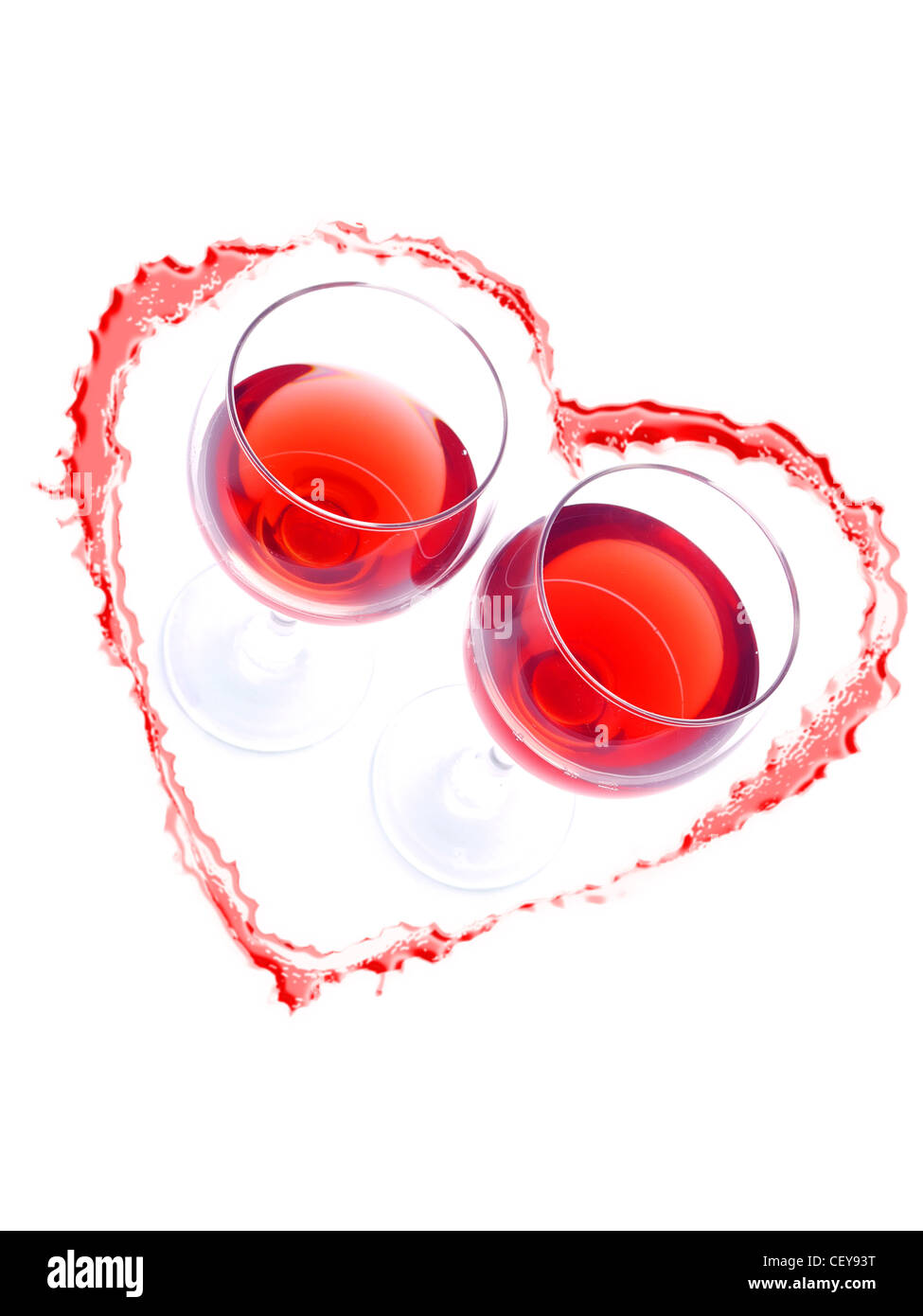 Due bicchieri di vino rosso all'interno di cuore rosso disegnato con vino su sfondo bianco Foto Stock