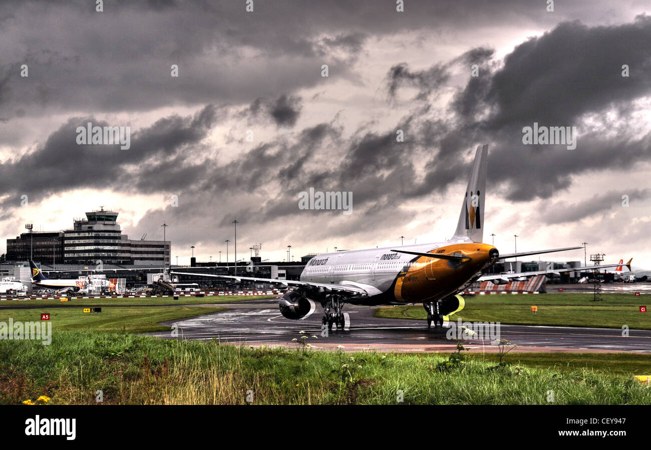 La Monarch aereo taxi-ing in Manchester terminal 2 , Lancashire, Regno Unito Foto Stock