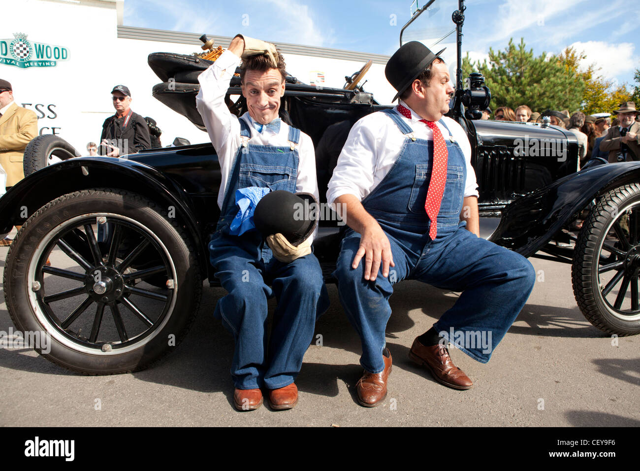 Laurel e Hardy looka ama eseguire per una folla a Goodwood Foto Stock