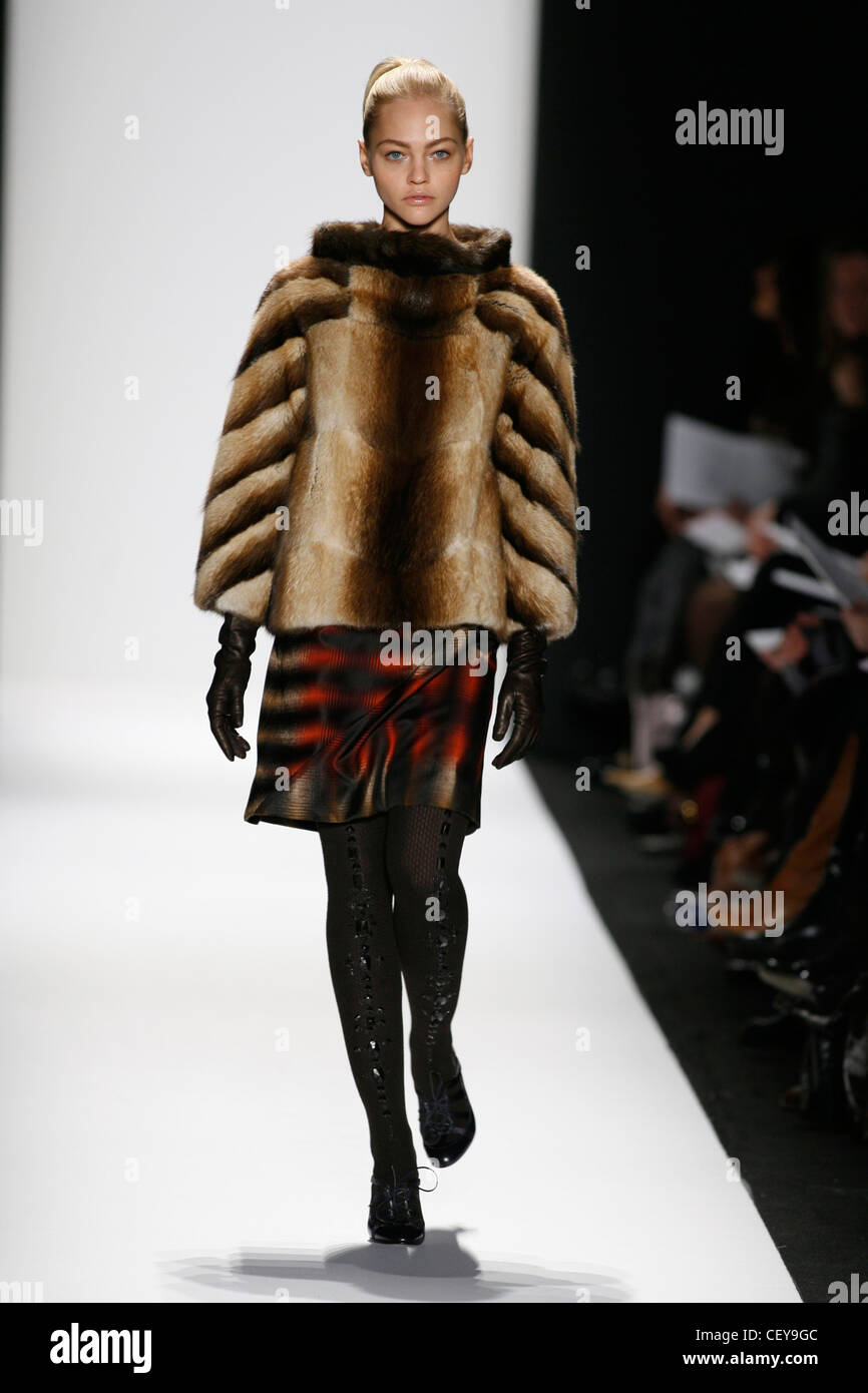 Carolina Herrera New York pronto a indossare in autunno e inverno modello Sasha Pivovarova capelli biondi off faccia indossare pellicce top collo largo e Foto Stock
