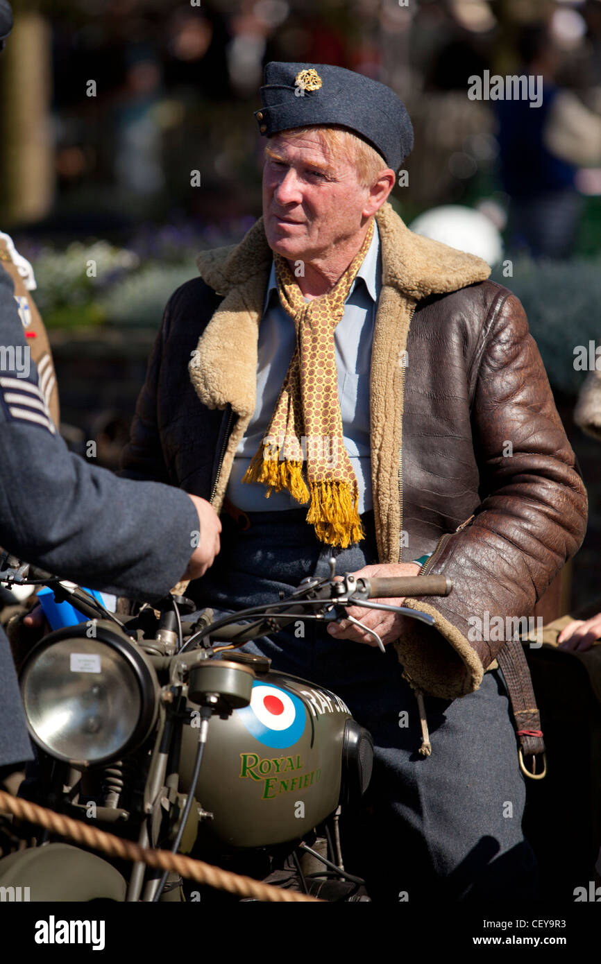 Un uomo dresed come un aviatore a parlare con il suo amico mentre seduto su di una seconda guerra mondiale moto militare Foto Stock