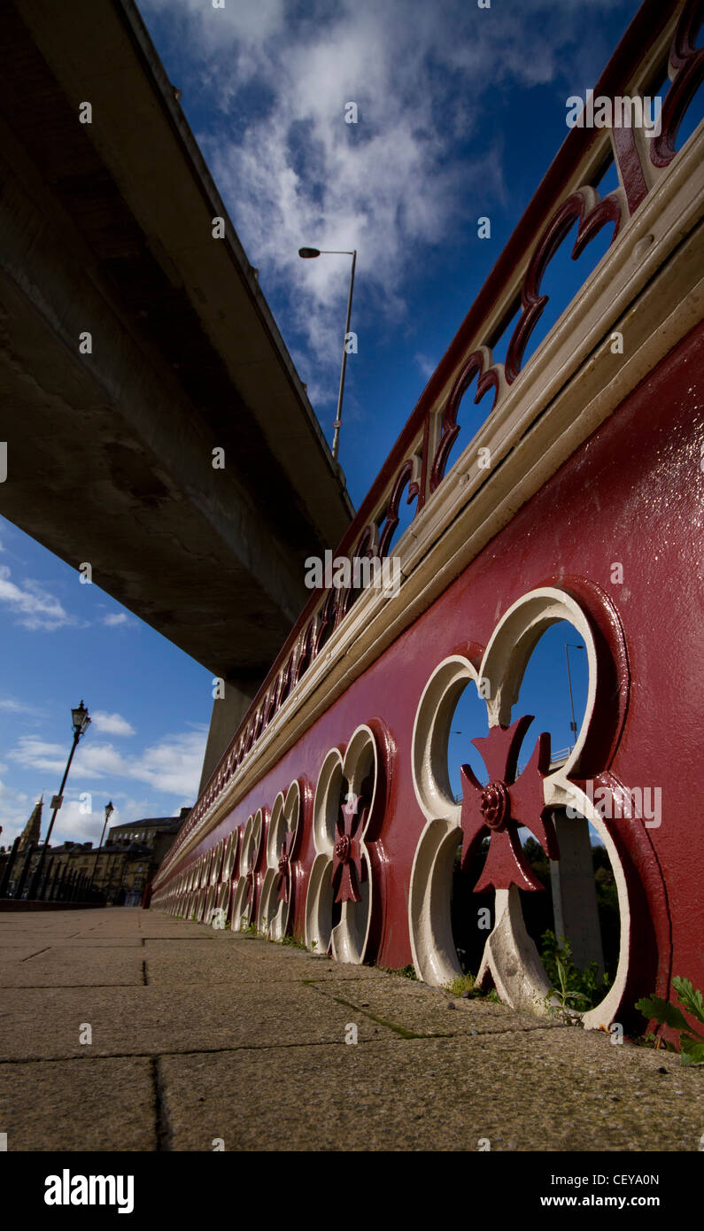 Particolari in ferro battuto sul North Bridge, Halifax West Yorkshire, aperto nel 1871. Foto Stock