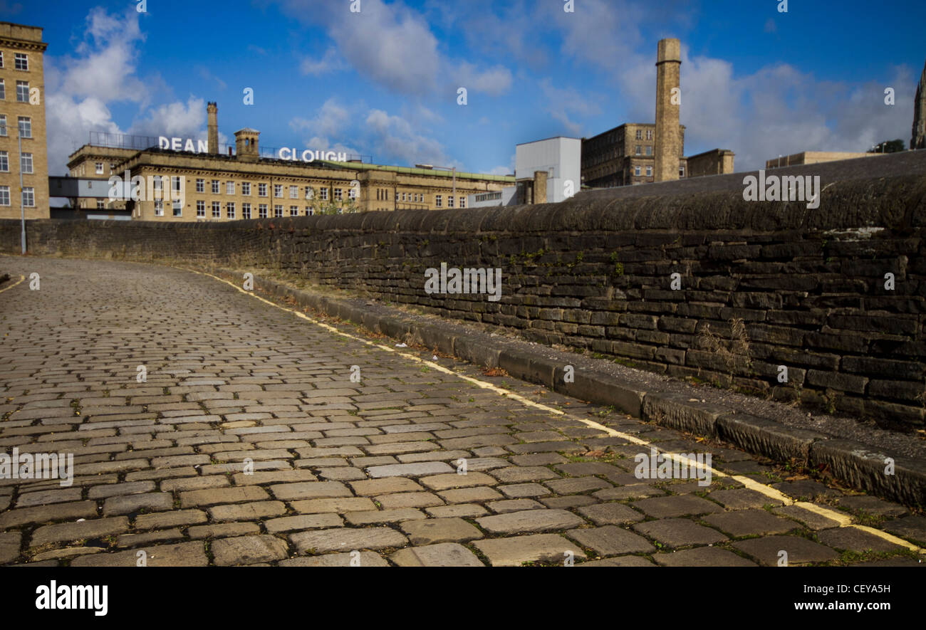 Dean Clough, Halifax, West Yorkshire. Una volta che la più grande fabbrica di tappeti in tutto il mondo ora un luogo di arti e uffici. Foto Stock