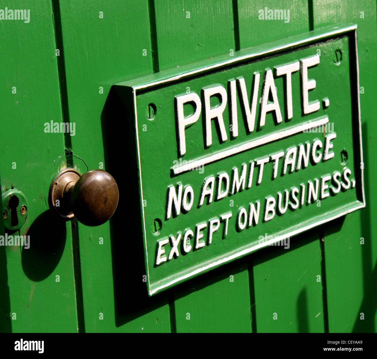 Private è vietato eccetto sul Business GWR Great Western Railway segno su una porta verde. Woody Bay, North Devon, in Inghilterra, Regno Unito Foto Stock