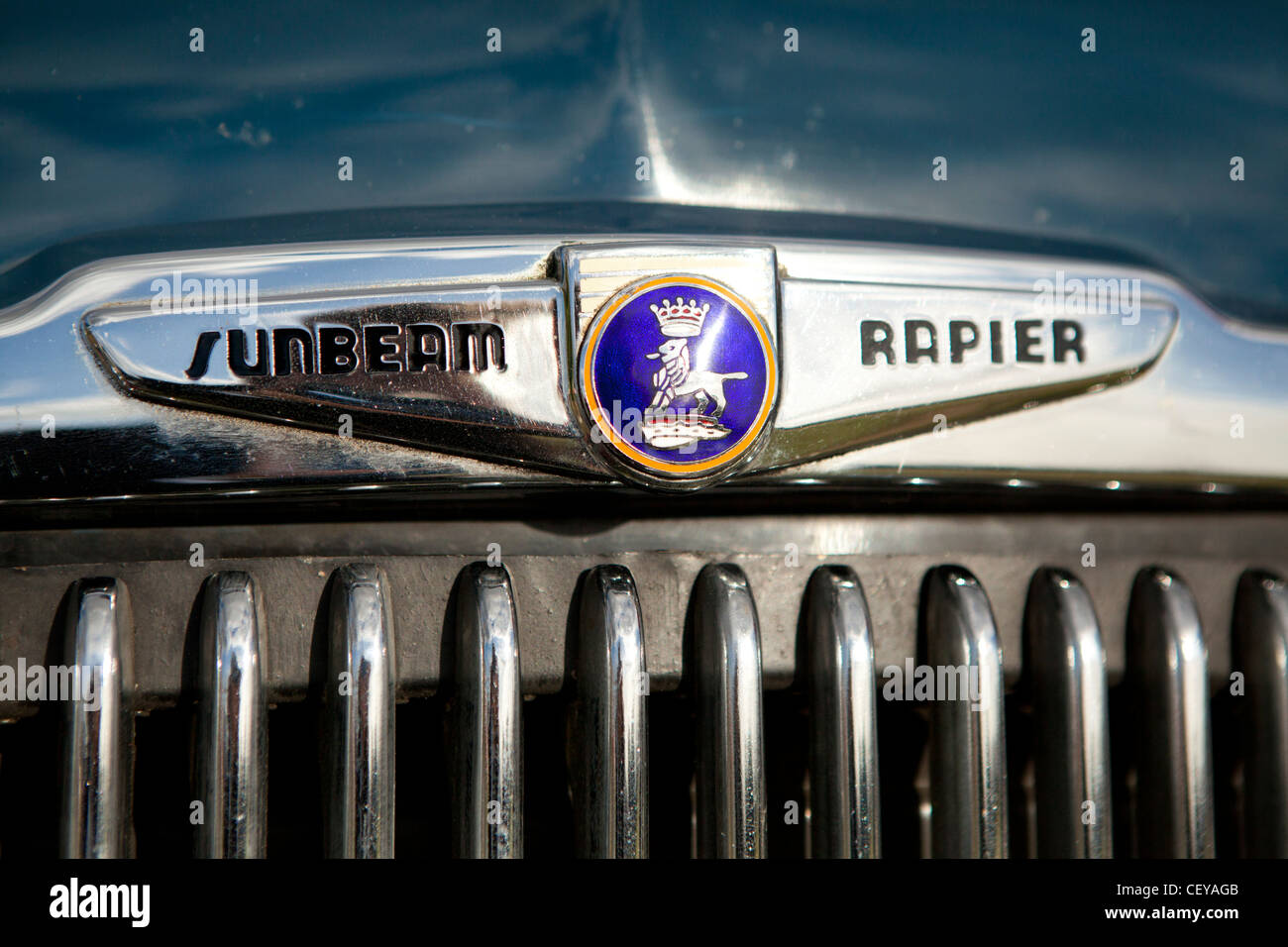 Una vista ravvicinata di un classico Sunbeam Rapier auto a Goodwood Foto Stock