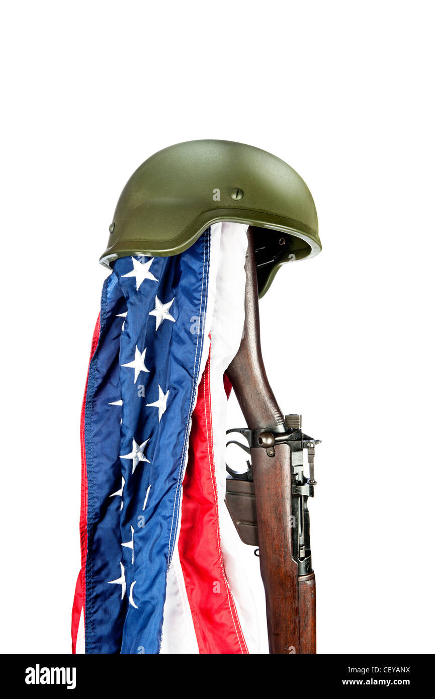 Casco militare sul vecchio WWII Enfield fucile con bandiera americana Foto Stock