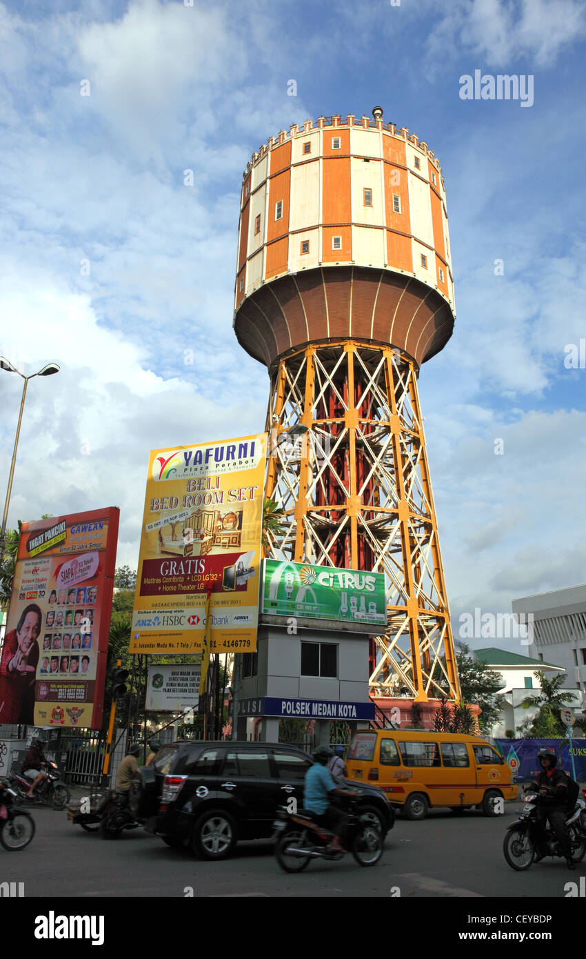 Acqua Tirtanadi torre costruita dagli olandesi e ancora in uso. Medan, nel nord di Sumatra, Sumatra, Indonesia, Asia sudorientale, Asia Foto Stock