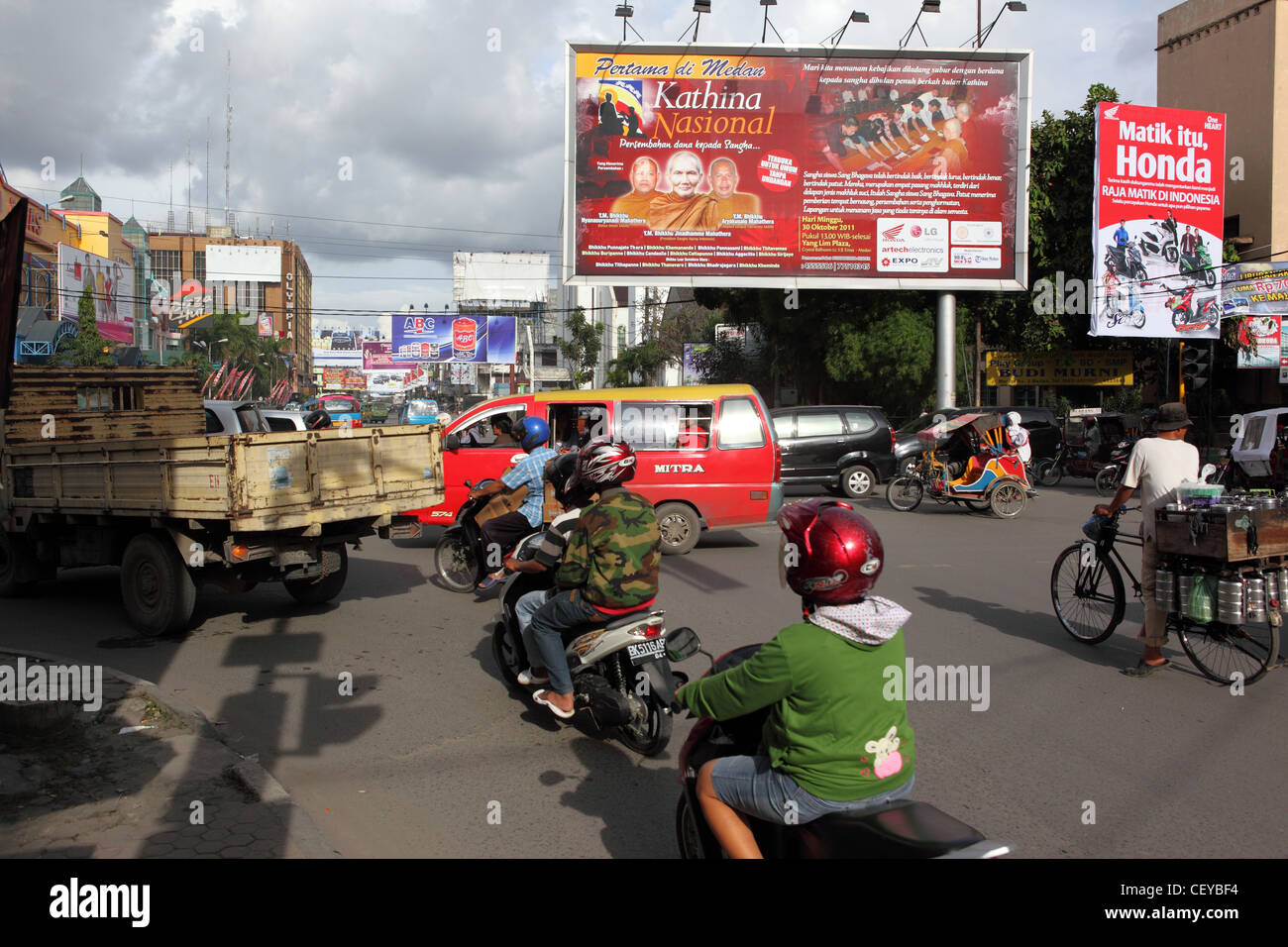 Il traffico nella città di Medan central city, nel nord di Sumatra. Foto Stock