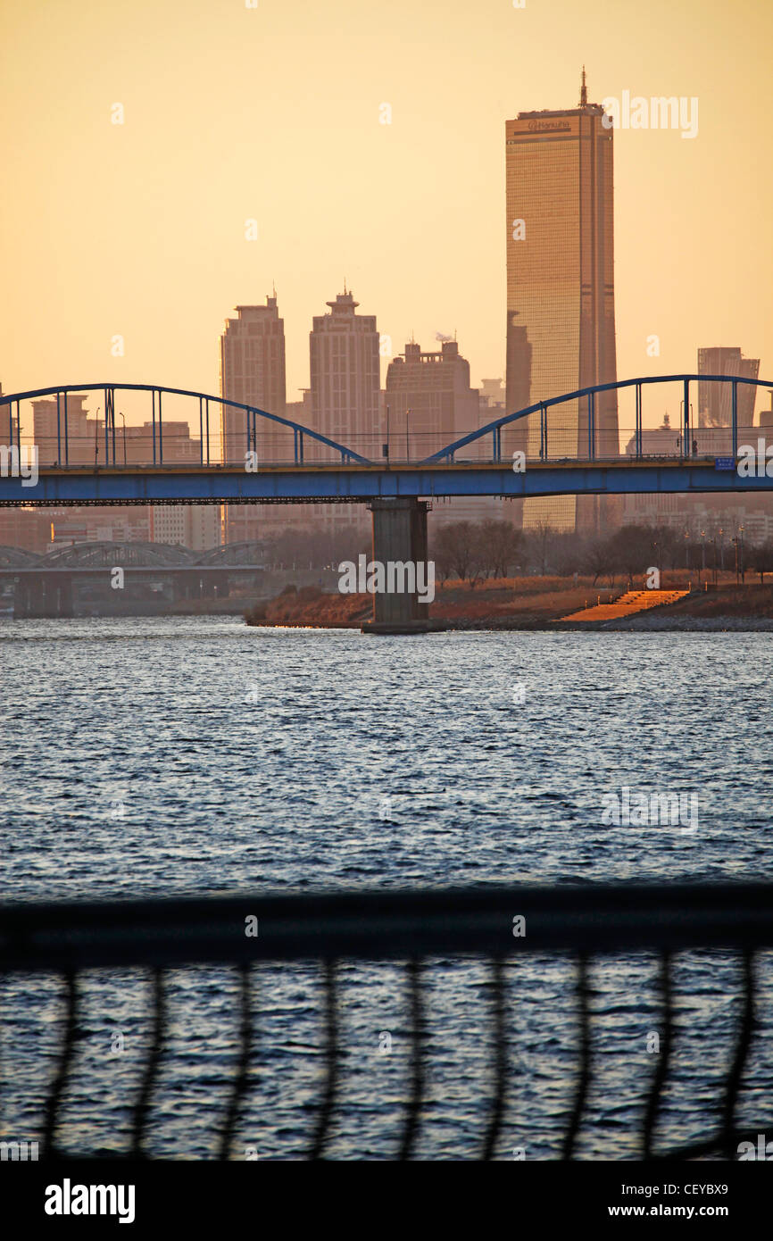 Di sera il tramonto del Fiume Han e 63 building a Seul, Corea del Sud Foto Stock
