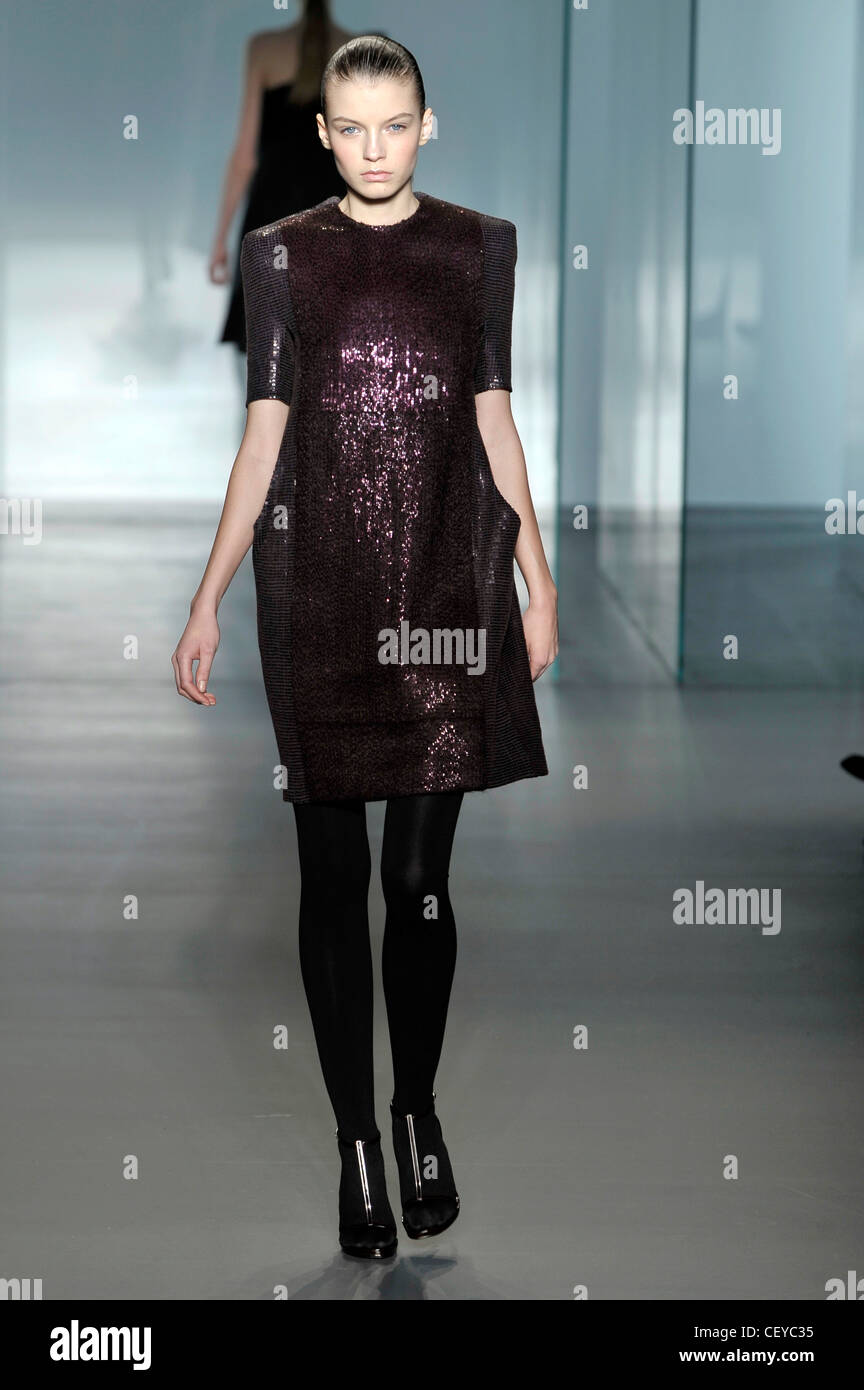 Calvin Klein New York pronto a indossare in autunno e inverno Sequined  viola abito di cambio, t bar scarpe e calze nere Foto stock - Alamy