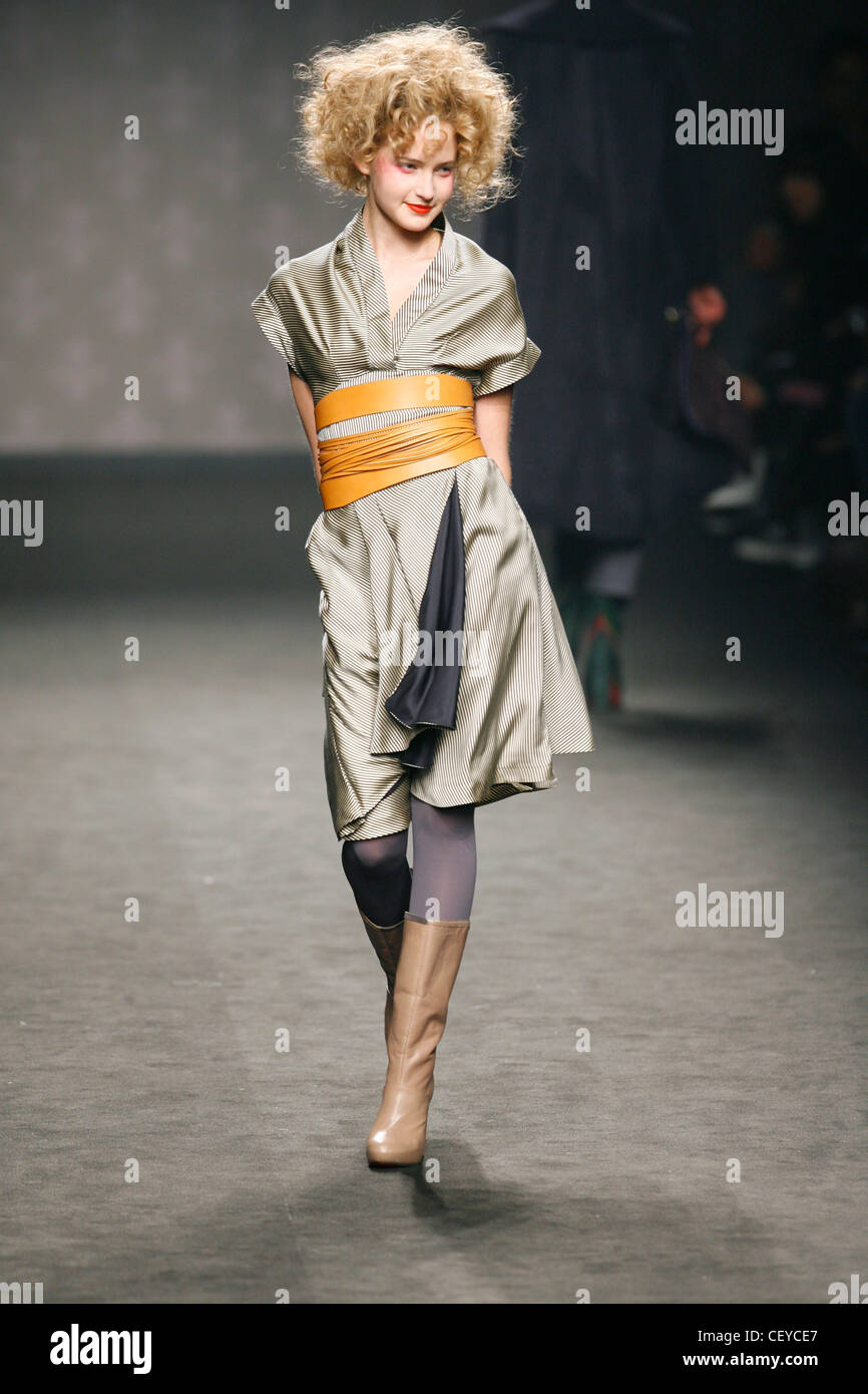 Romeo Gigli Milano pronto a indossare in autunno e inverno indossare il  modello a strisce grigio in stile kimono abito giallo con cintura in cuoio  Foto stock - Alamy