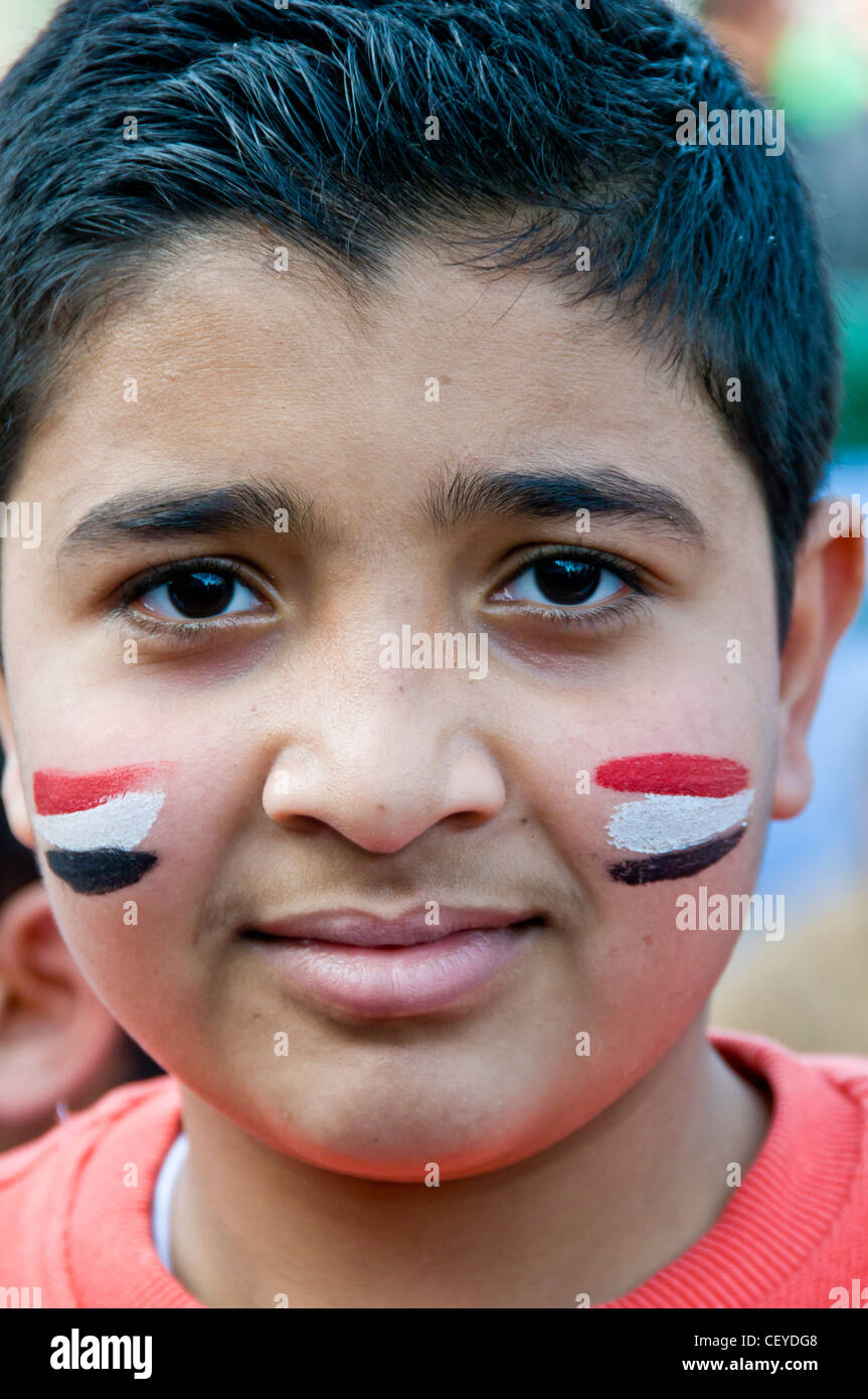 Ragazzo egiziano con bandiera egiziana dipinto sul volto piazza Tahrir Il Cairo, il primo anniversario della rivoluzione egiziana Foto Stock