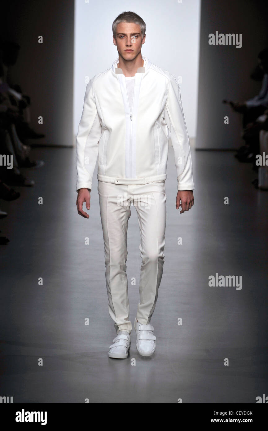 Calvin Klein Milano pronto a indossare Primavera Estate modello indossando  zampe stretta pantaloni bianchi, bianco di t-shirt, camicia bianca e Foto  stock - Alamy