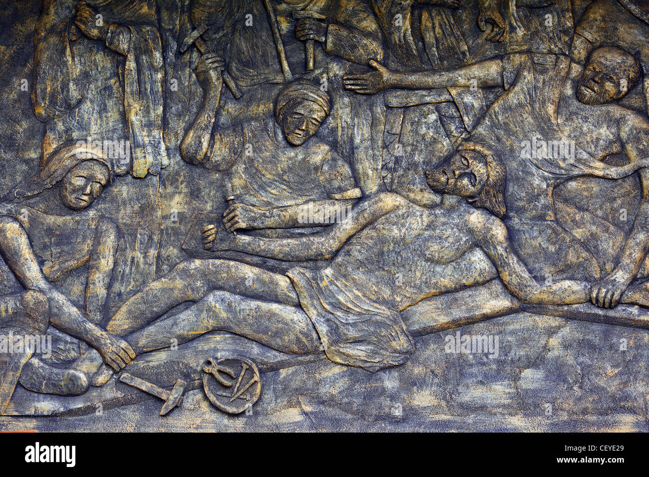 Sculture di Gesù inchiodato sulla croce in corrispondenza di una chiesa cristiana vicino Ambarita. Isola di Samosir, Lago Toba, il nord di Sumatra Foto Stock