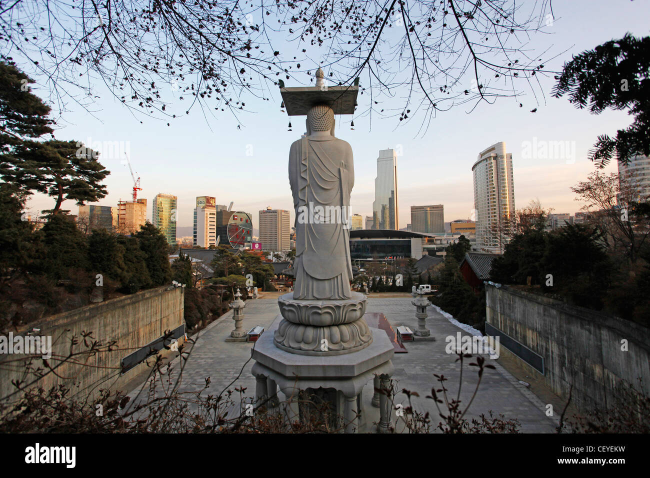 Mireukdaebul, Buddha del futuro statua in Bongeunsa tempio buddista a Seul, Corea del Sud Foto Stock