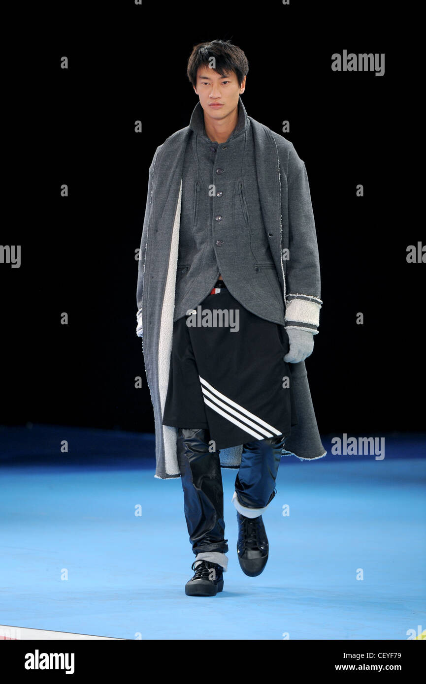 Adidas Yohji Yamamoto New York pronto a indossare in autunno e inverno in  stile Giapponese lungo cappotto e giacca, kilt logo adidas, poliestere Foto  stock - Alamy