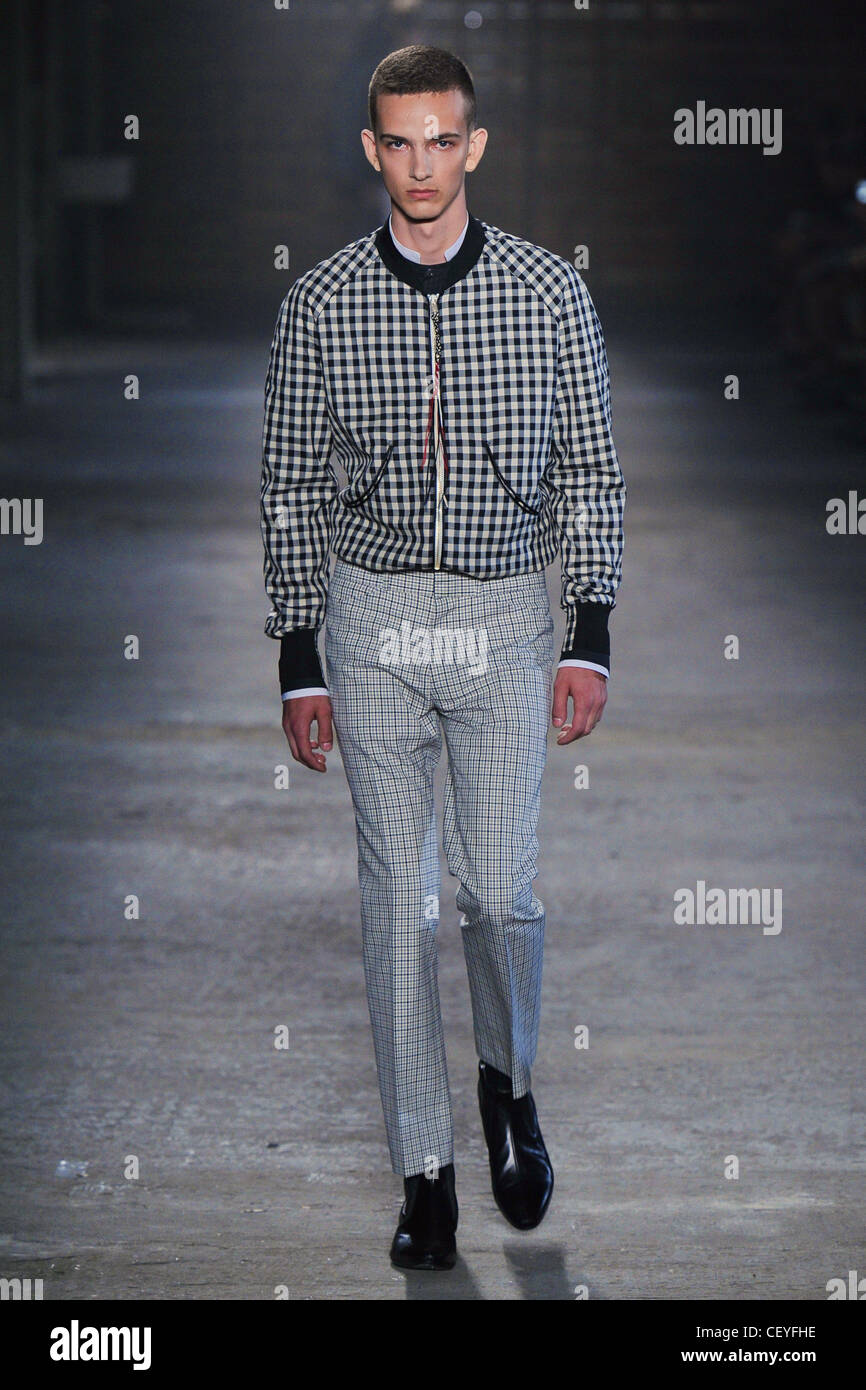 Alexander McQueen Milano pronto a indossare abbigliamento Uomo Primavera Estate 2012 Foto Stock