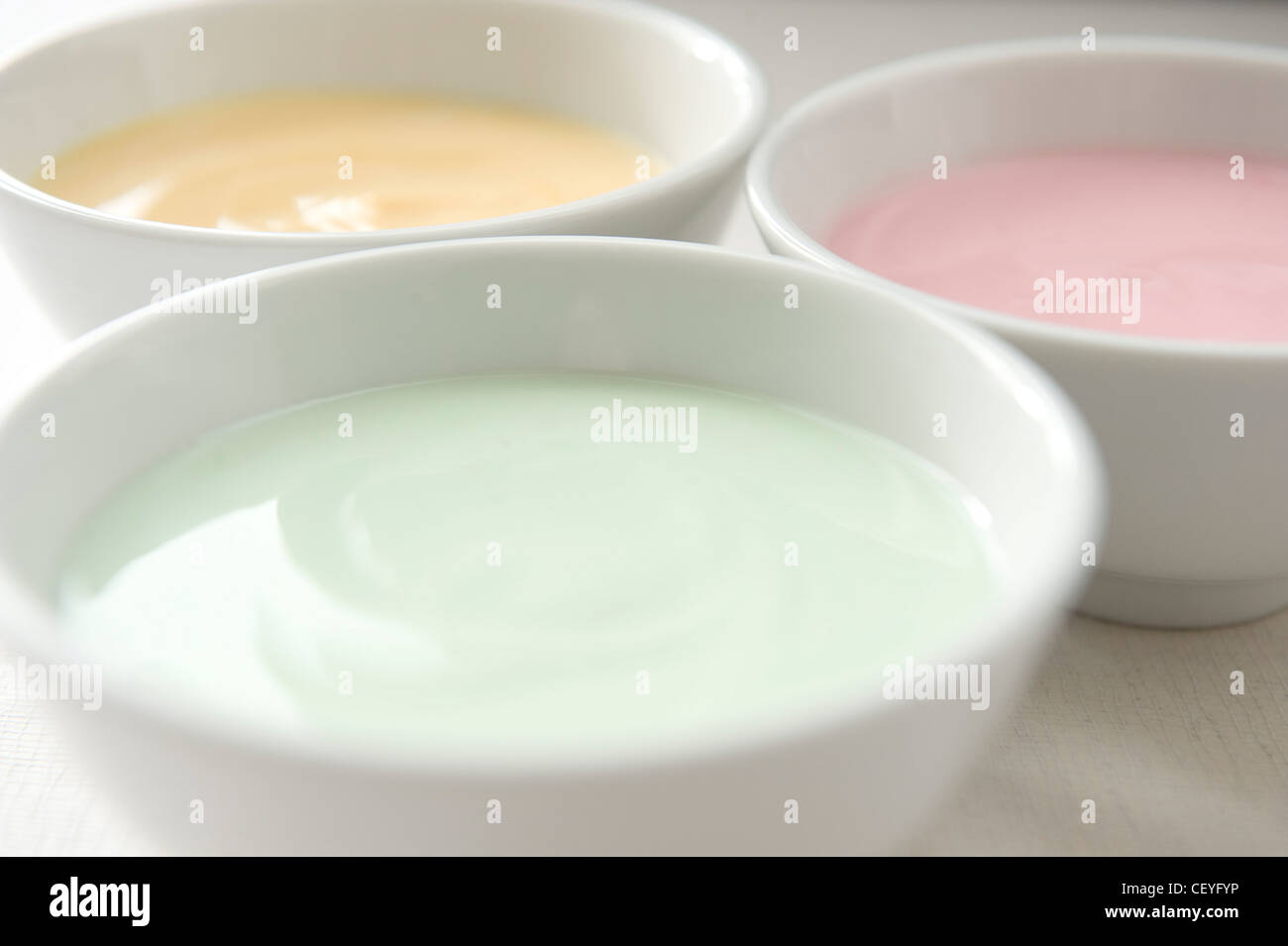 Fatti in casa i prodotti di bellezza di risparmiare denaro per realizzare i vostri prodotti di bellezza a casa tre coppe bianco giallo, rosa e verde home Foto Stock