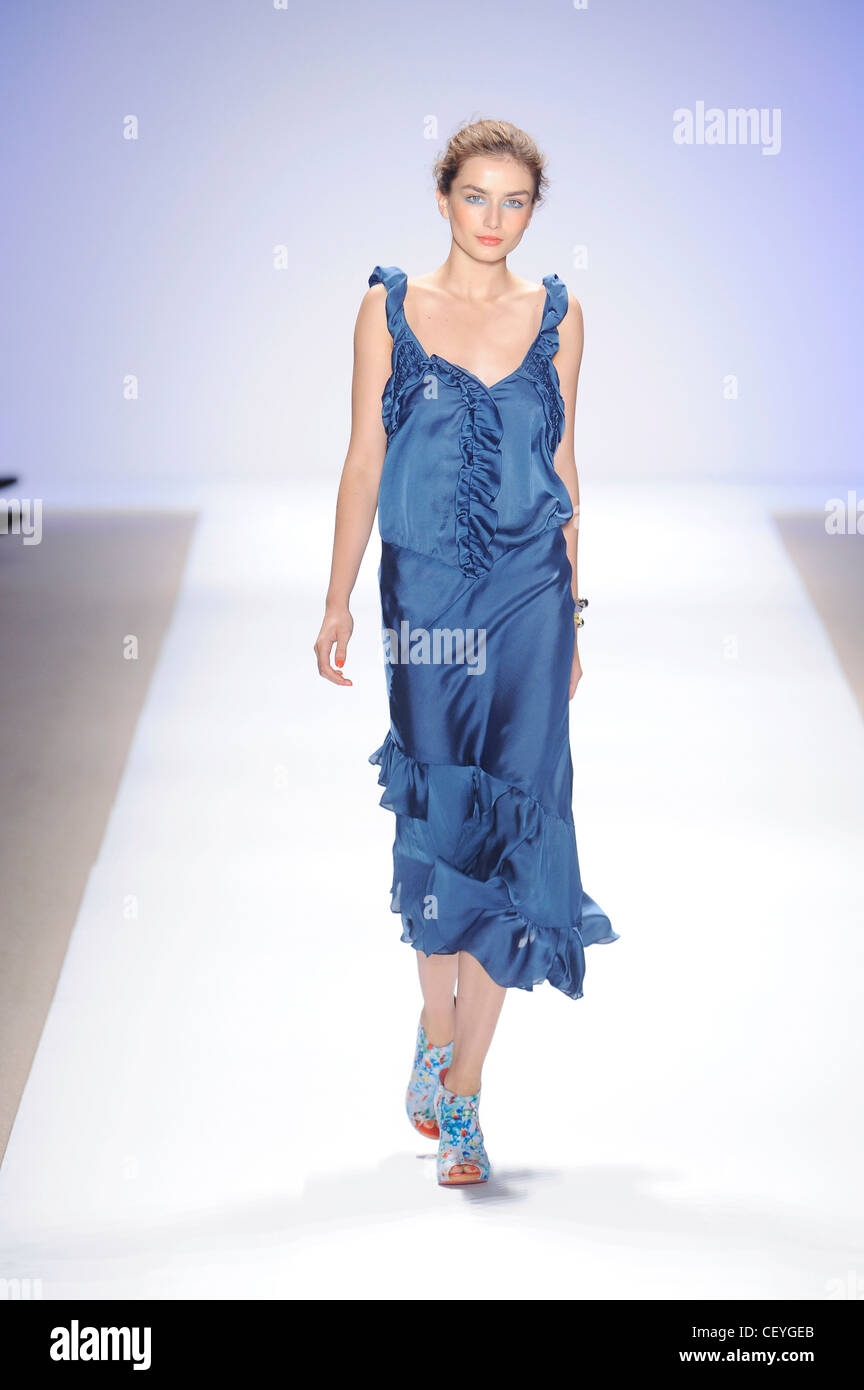 Nanette Lepore New York pronto a indossare Primavera Estate una smanicata in raso blu al di sotto del ginocchio dress arruffare dettaglio intorno all'Hem Foto Stock