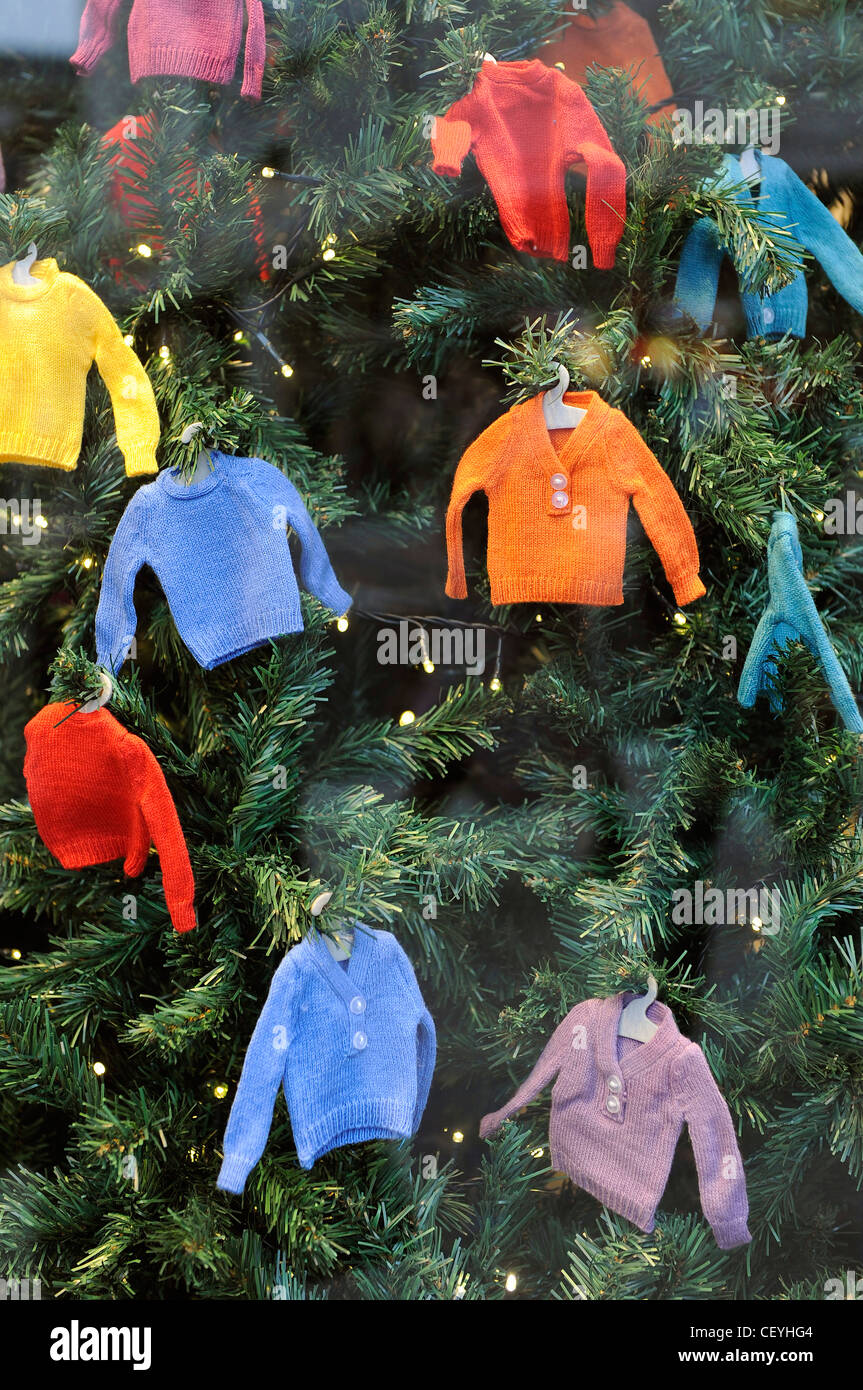 Albero di natale dettaglio decorate con colorati mini ponticelli nella  vetrina del negozio di United Colors of Benetton a Londra Foto stock - Alamy