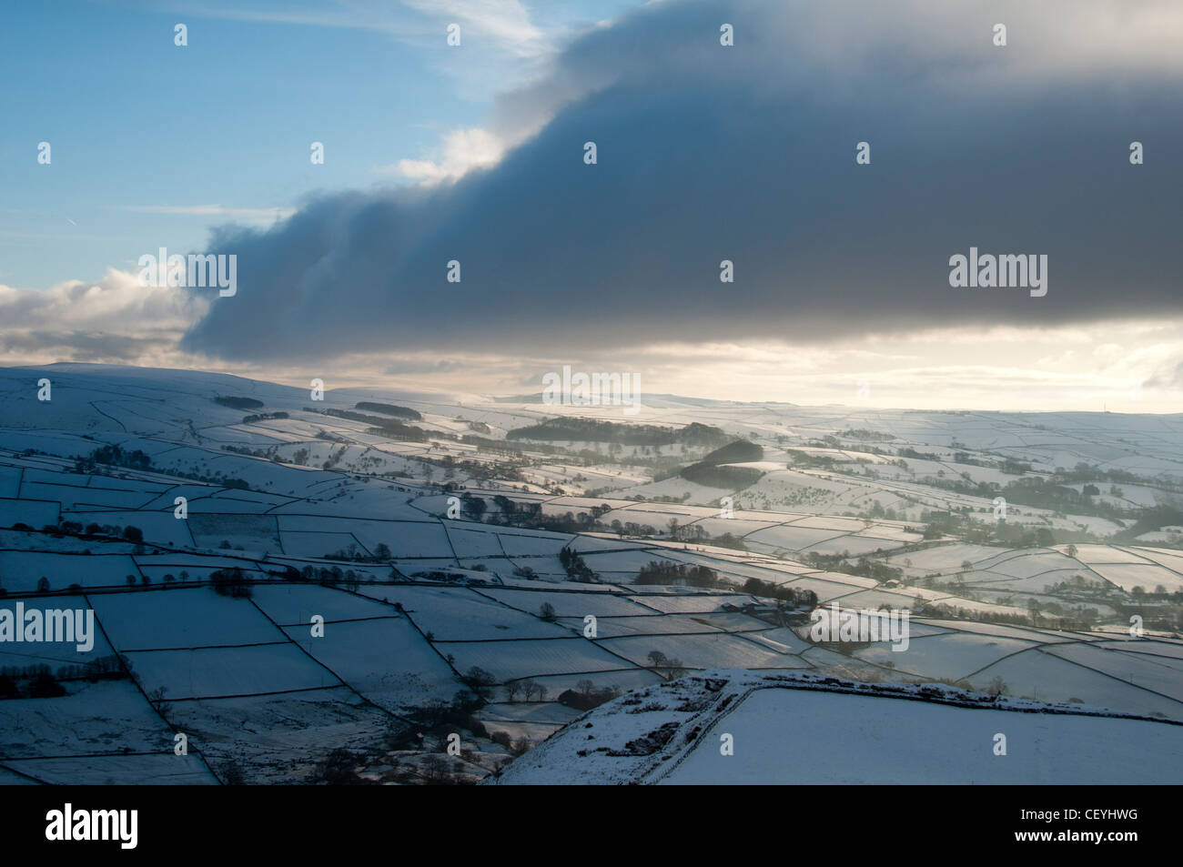 Coperta di neve campi nei pressi Chinley testa. Dal bordo Cracken, Chinley, Peak District, Derbyshire, Inghilterra, Regno Unito. Foto Stock