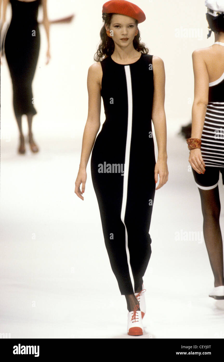 Yves Saint Laurent Primavera Estate modello britannico Kate Moss indossa  lunga senza maniche in bianco e nero a strisce singolo abito, colore rosso  Foto stock - Alamy