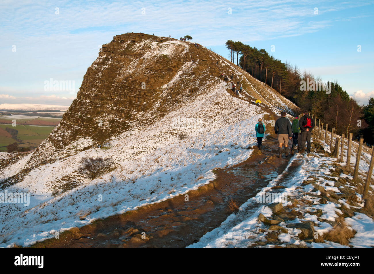 Torna Tor in inverno. Edale, Peak District, Derbyshire, Inghilterra, Regno Unito. Foto Stock