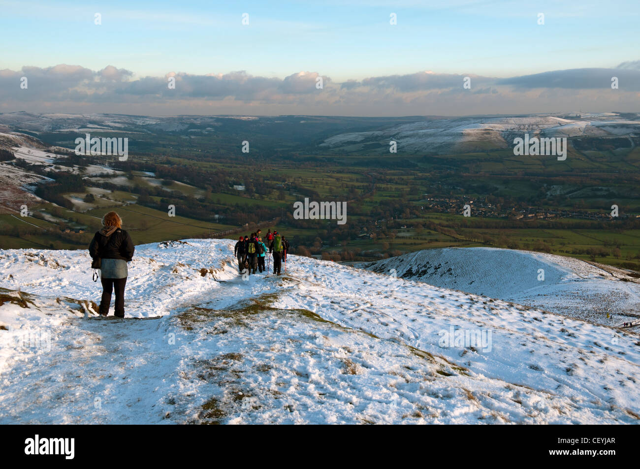 Walkers lasciando il vertice di perdere Hill, sopra il villaggio di speranza, Peak District, Derbyshire, Inghilterra, Regno Unito. Foto Stock