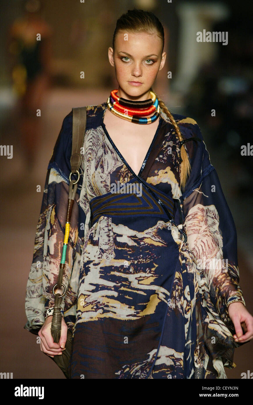 Costume National Parigi Primavera Estate modello brunette capelli viso off, slicked indietro, tre anelli di seta multicolori girocolli, Foto Stock