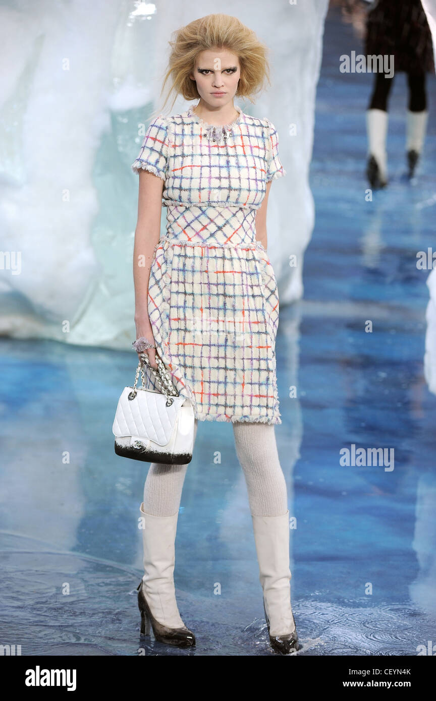 Chanel Paris pronto a indossare in autunno e inverno controllati lunghezza  al ginocchio abito maniche corte, bianco collant, stivali bianco e bianco e  nero Foto stock - Alamy