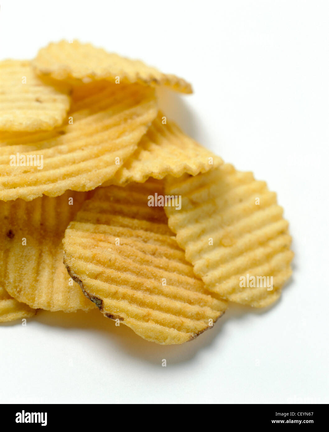 Pila di patatine nervata contro uno sfondo bianco Foto Stock