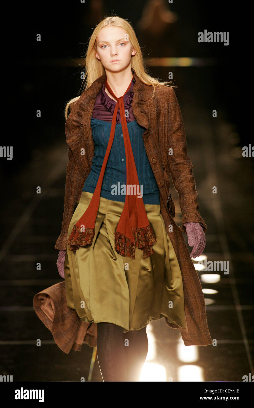 Burberry Milano pronto a indossare in autunno e inverno Brown tweed coat e plissettata gonna in raso Foto Stock