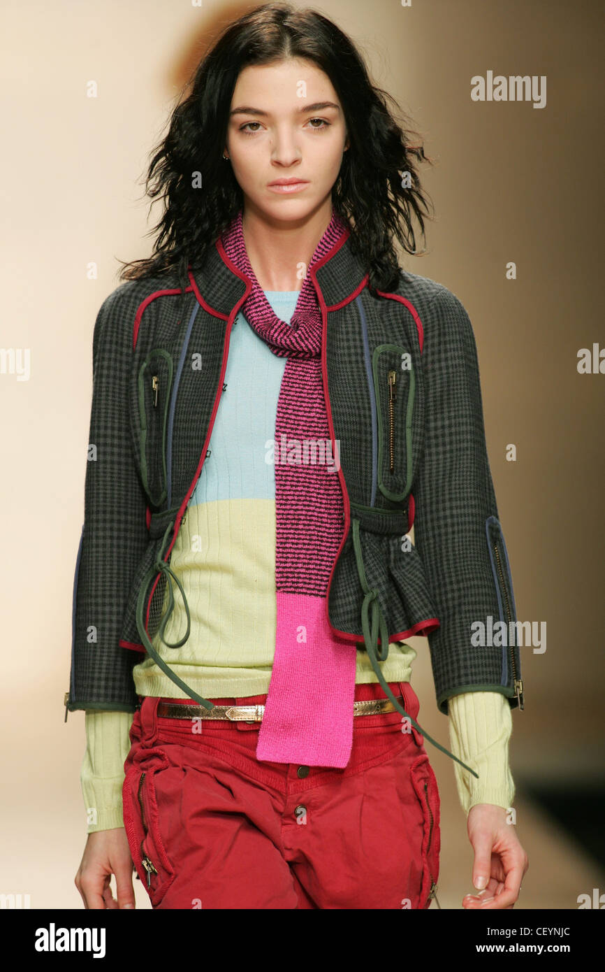 Byblos Milano pronto a indossare in autunno e inverno modello italiano Maria Carla in ritagliato drawstring camicia controllati Foto Stock