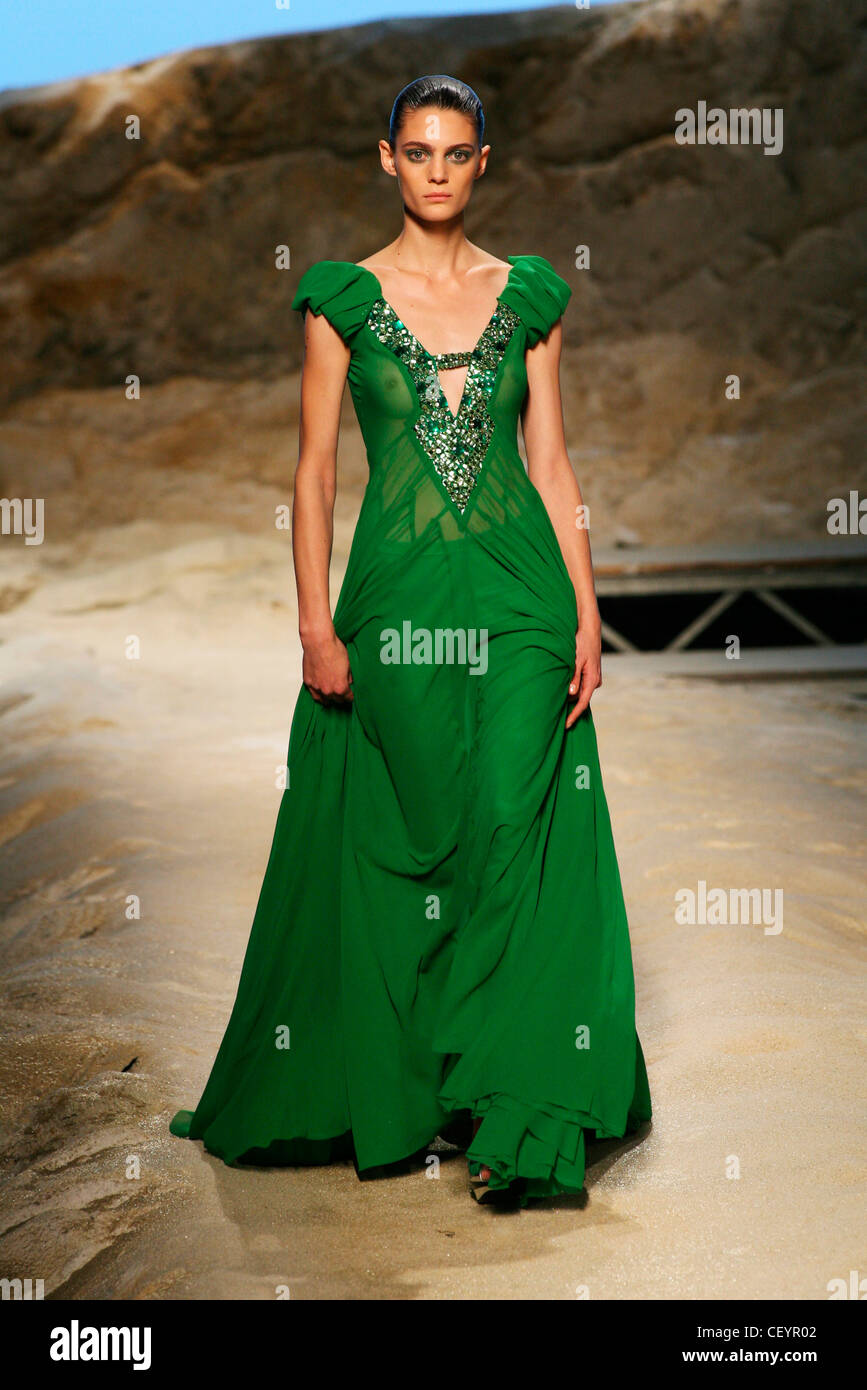 Kenzo Parigi pronto a indossare Primavera Estate modello brunette capelli viso off indossando verde smeraldo vestito floorlength soffiato corto Foto Stock