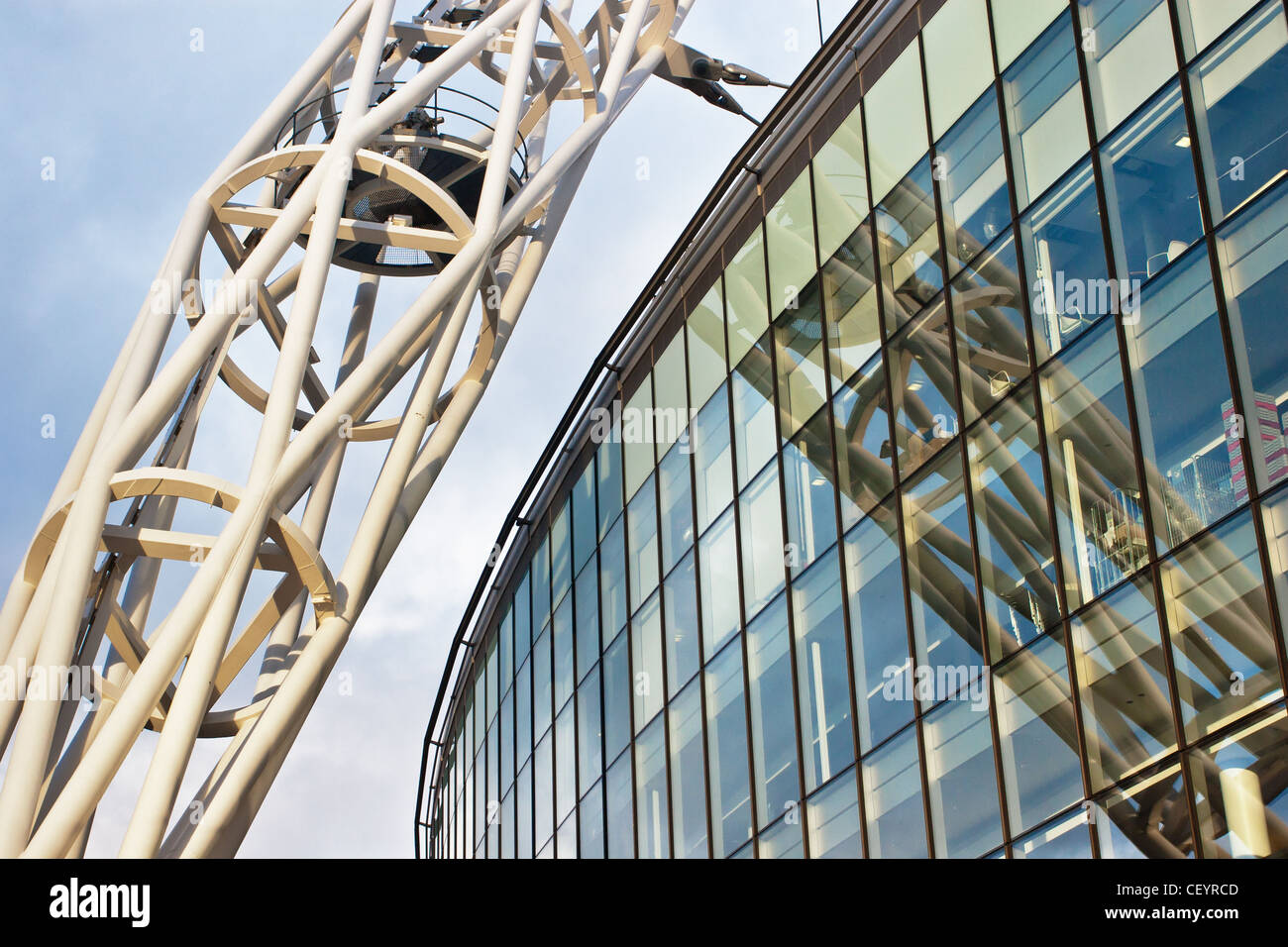 L'arco oltre lo stadio di Wembley. 2012 London Venue olimpiche e casa di Inghilterra nazionale di calcio. Foto Stock
