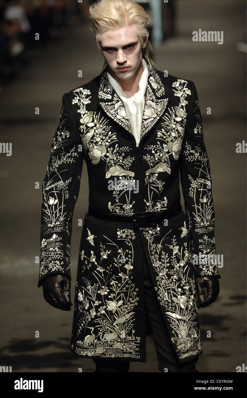 Alexander McQueen Menswear Milano A W Bianco maschio biondi