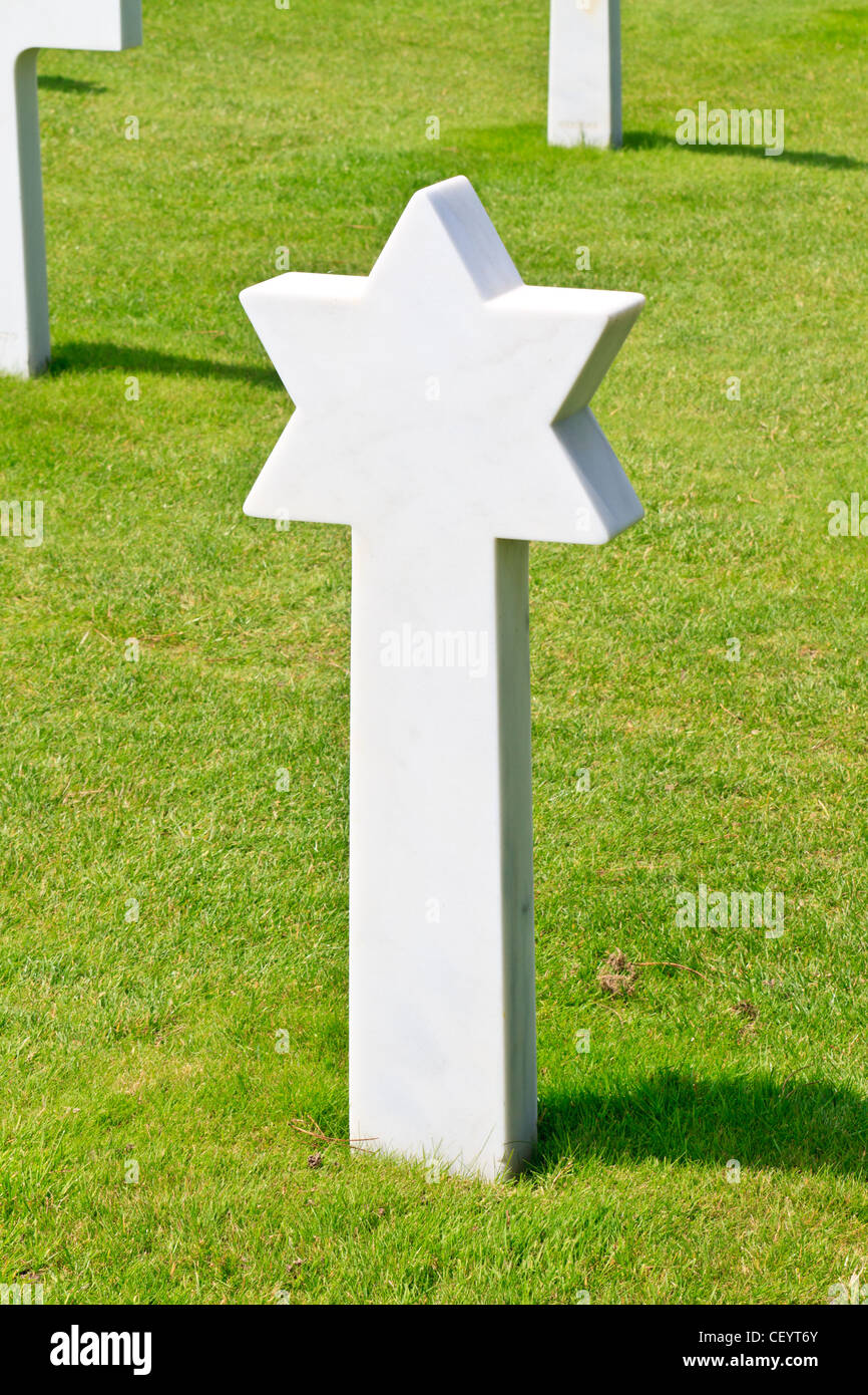 Il marmo Stella di Davide di soldati caduti in guerra americana cimitero vicino la spiaggia di Omaha, Normandia (Colleville-sur-Mer) Foto Stock